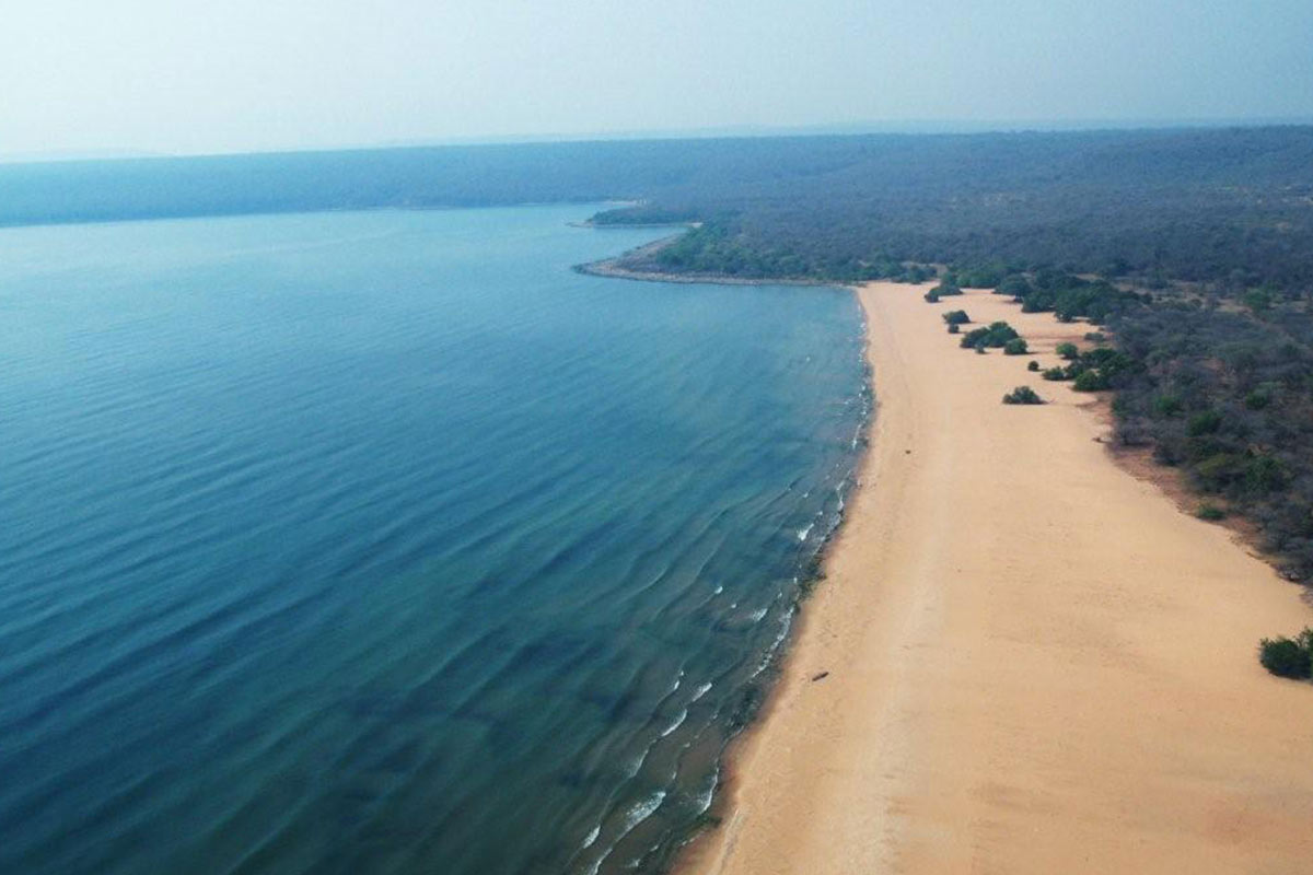 Длинное озеро африки. Танзания озеро Танганьика. Бурунди Танганьика. Бурунди озеро Танганьика. Озеро Танганьика Береговая линия.
